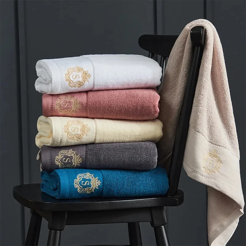 serviette brodée bleue