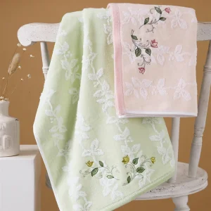 élégante serviette de toilette brodée