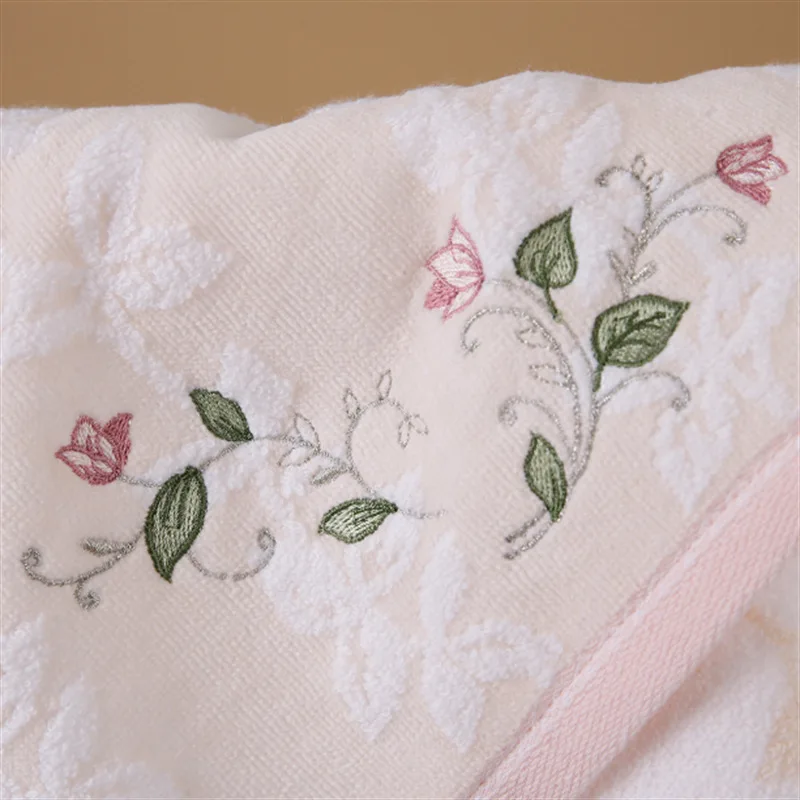 broderie élégante sur serviette
