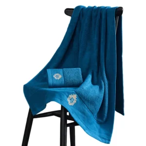 serviette de bain bleues brodée